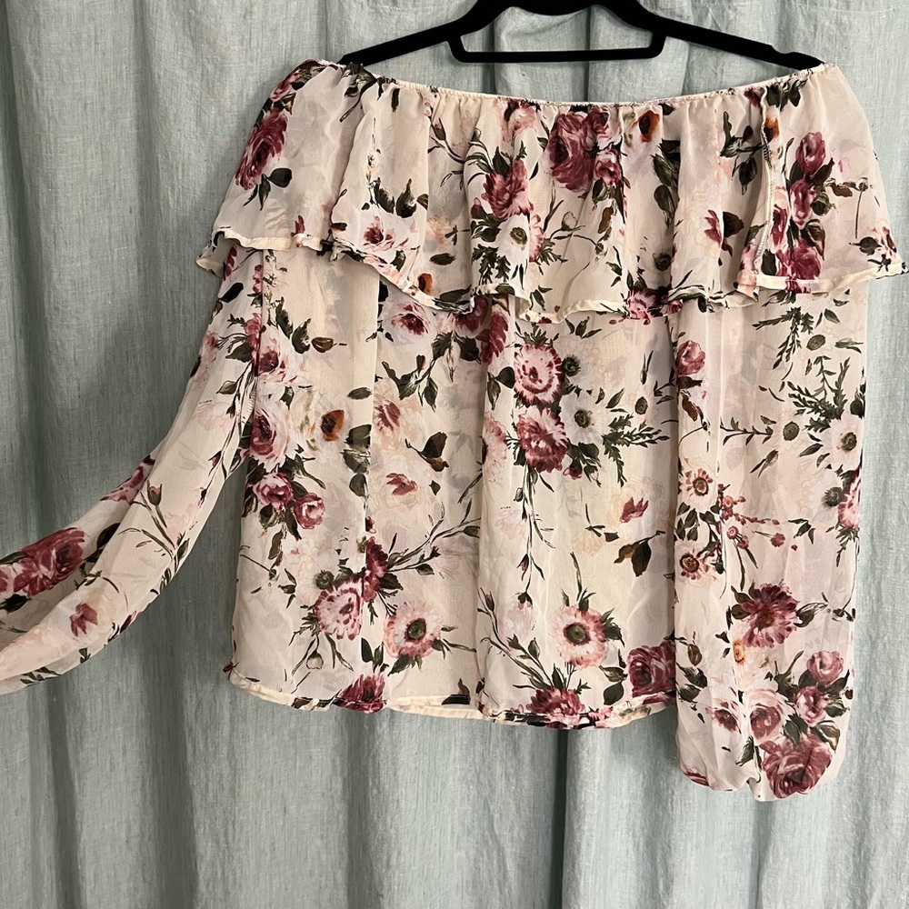 Floral off the shoulder top! Size medium.